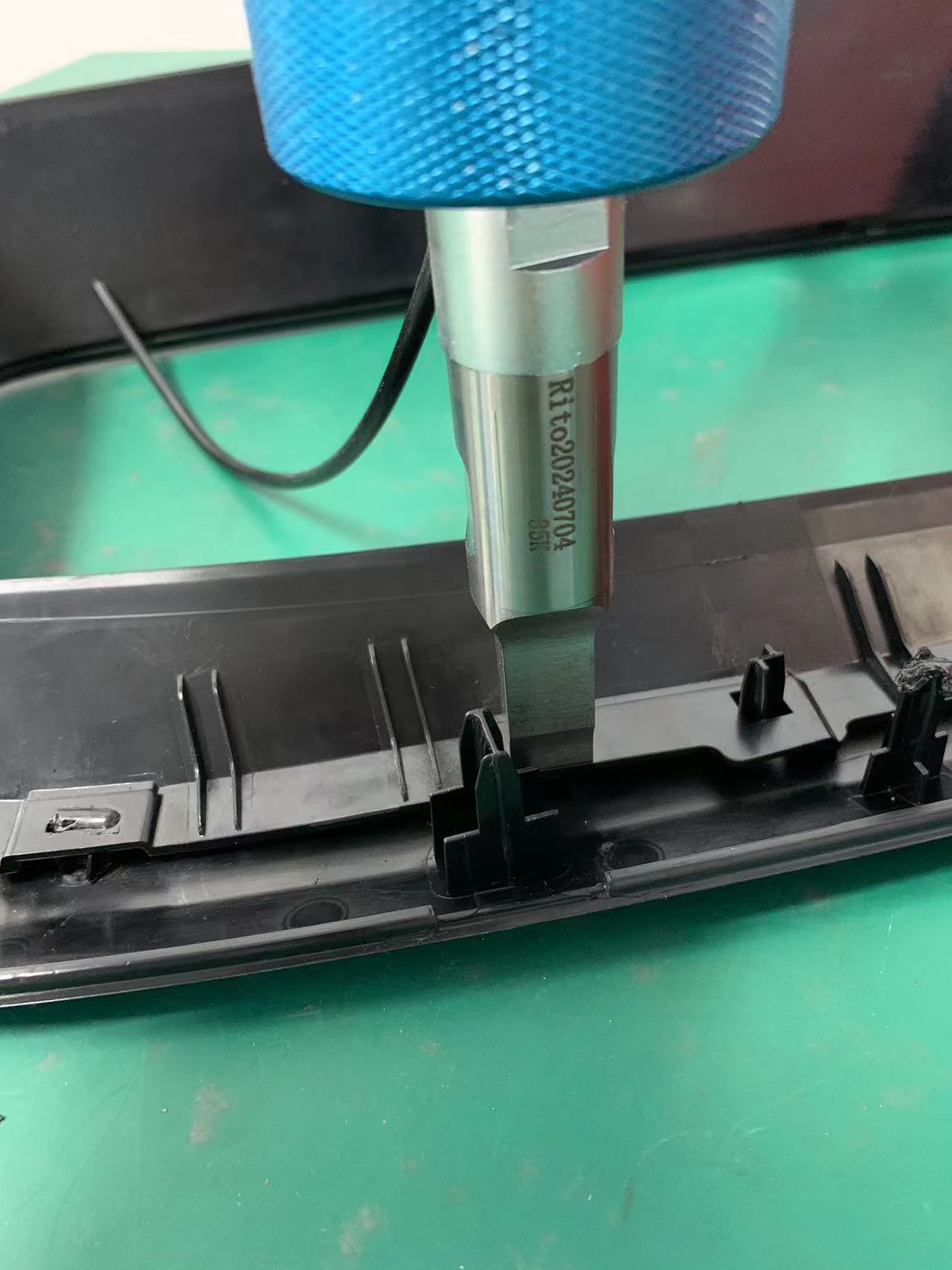 汽车内饰面板框组件片筋横条35K900W手持式超声波铆点焊接机