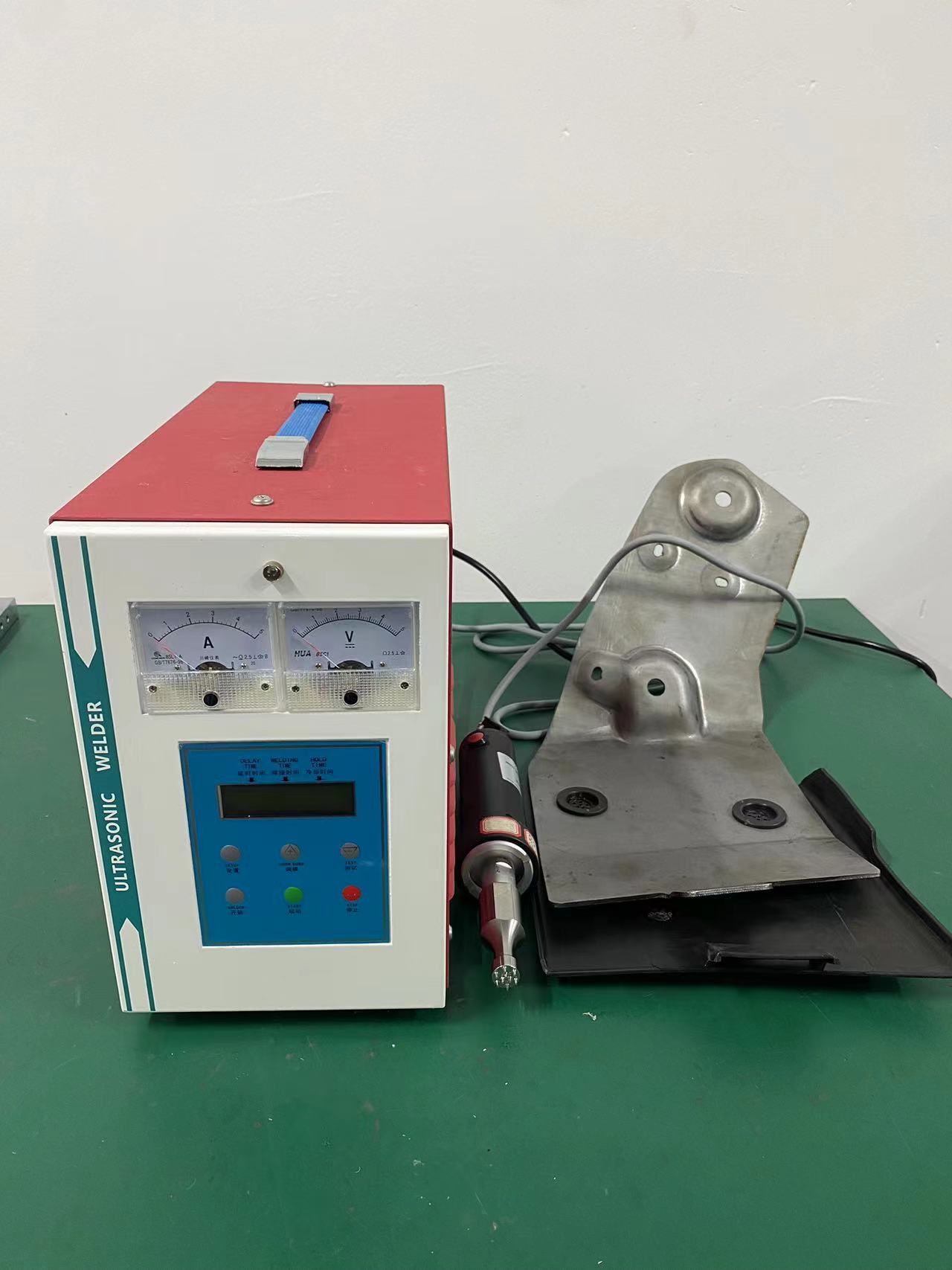 汽车内饰件板圆形组件固定金属板手持式超声波穿刺焊接机 汽车内饰件板圆形组件固定金属板手持式超声波穿刺焊接机