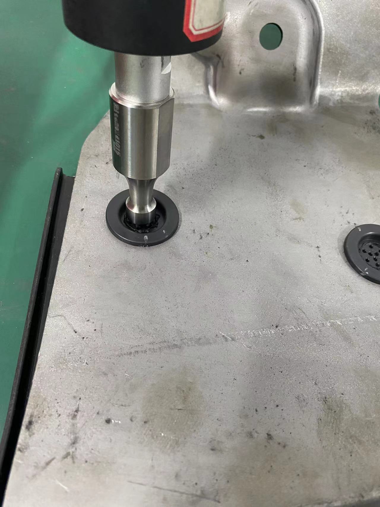 汽车内饰件板圆形组件固定金属板手持式超声波穿刺焊接机 汽车内饰件板圆形组件固定金属板手持式超声波穿刺焊接机