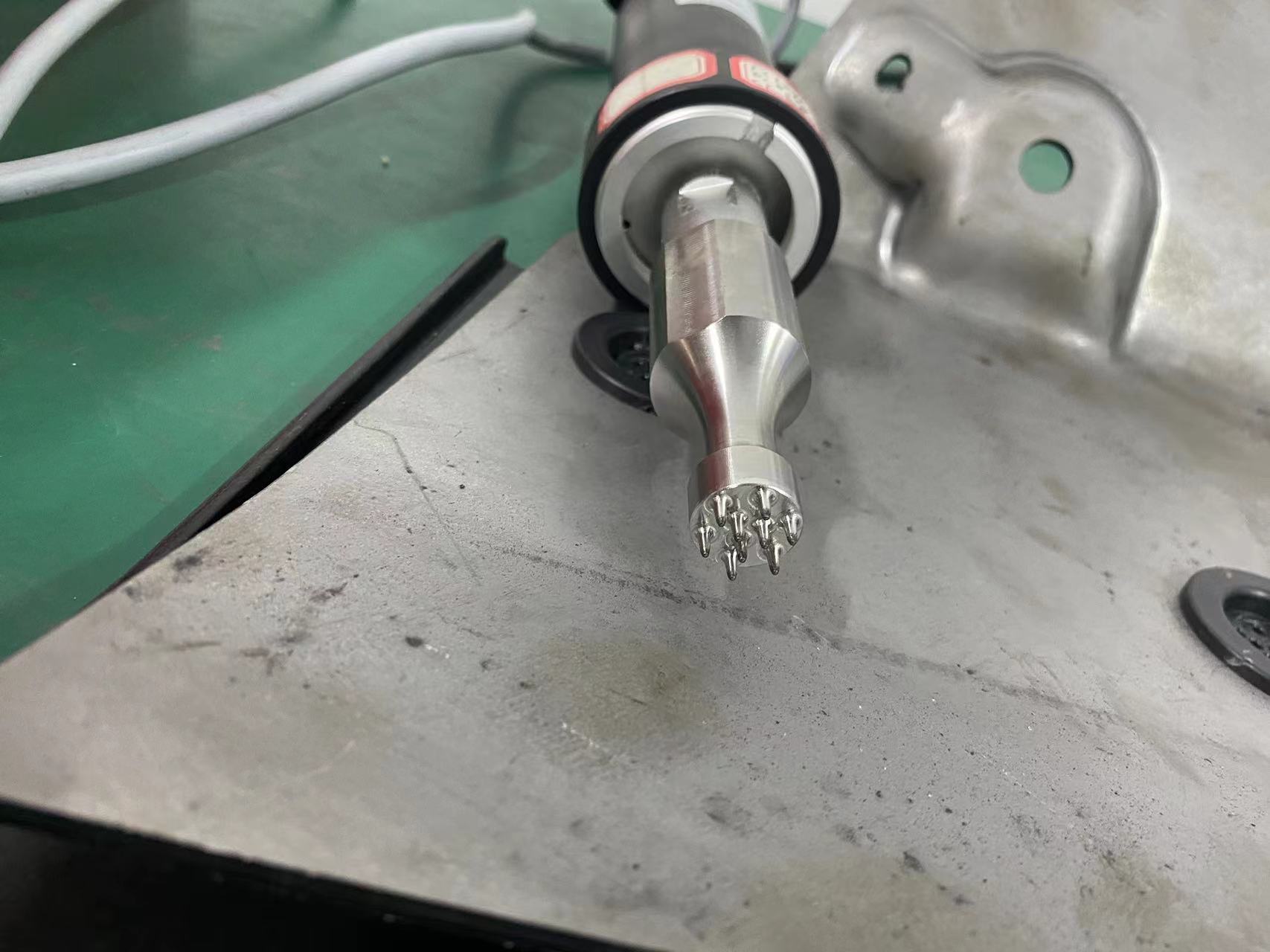 汽车内饰件板圆形组件固定金属板手持式超声波穿刺焊接机 汽车内饰件板圆形组件固定金属板手持式超声波穿刺焊接机